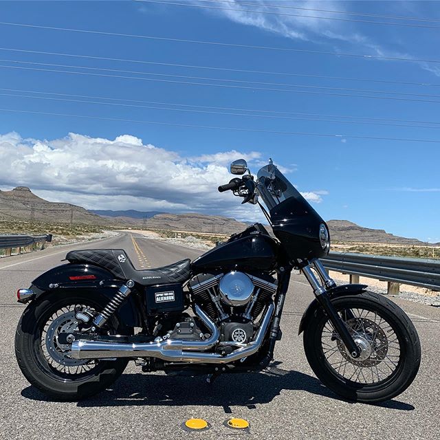 Had @mainstreetmoto do a little bit work on my Dyna, picked it up today and took it for a test drive! Those sputhe positrac stabilizers are awesome, the bike feels super solid now. And somewhere In between the shop and stopping to take pics I lost ny seat screw