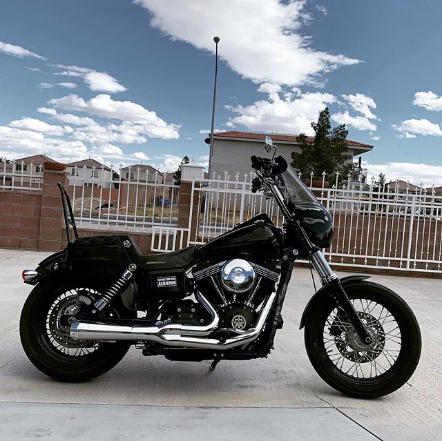 My sissy bar got delivered today! Really digging the look of my Dyna now!